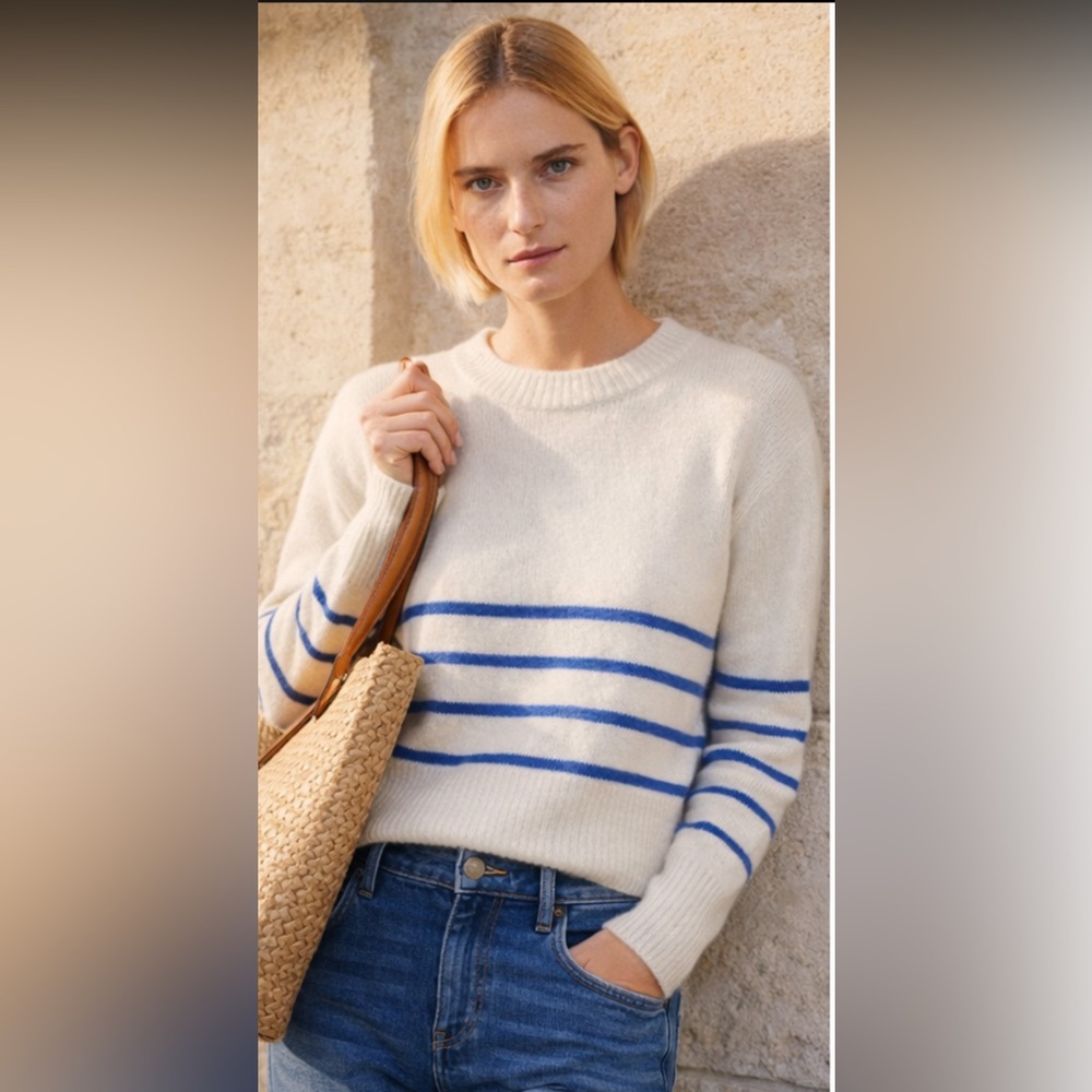 NWT Frame Clean Crewneck Cashmere Sweater in Ivory and Blue Stripes Size M